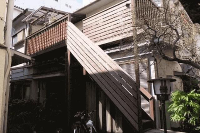 �񐢑яZ��̂��߂̊O�K�i��ݒu�������t�H�[���̎���